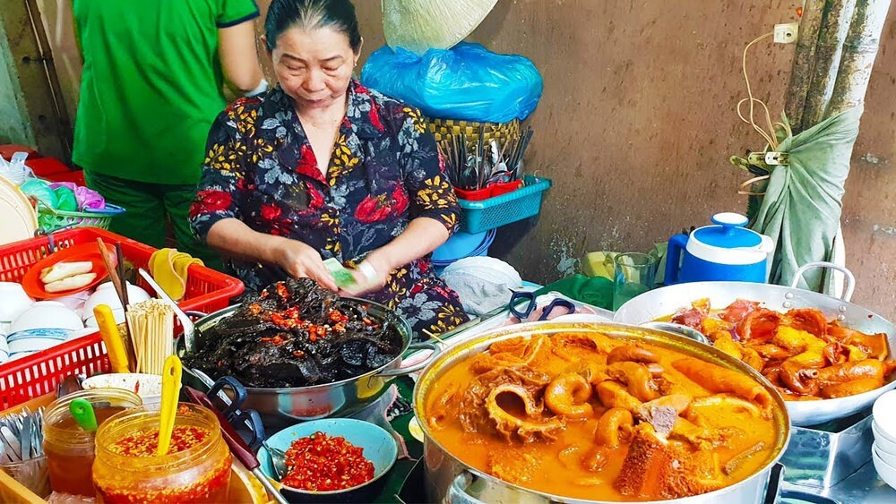 シンプルで控えめなPha Lau Bo Co Thaoは、4区のトンダン市場近くの路地にひっそりと佇んでいますが、いつもお客さんでいっぱいです